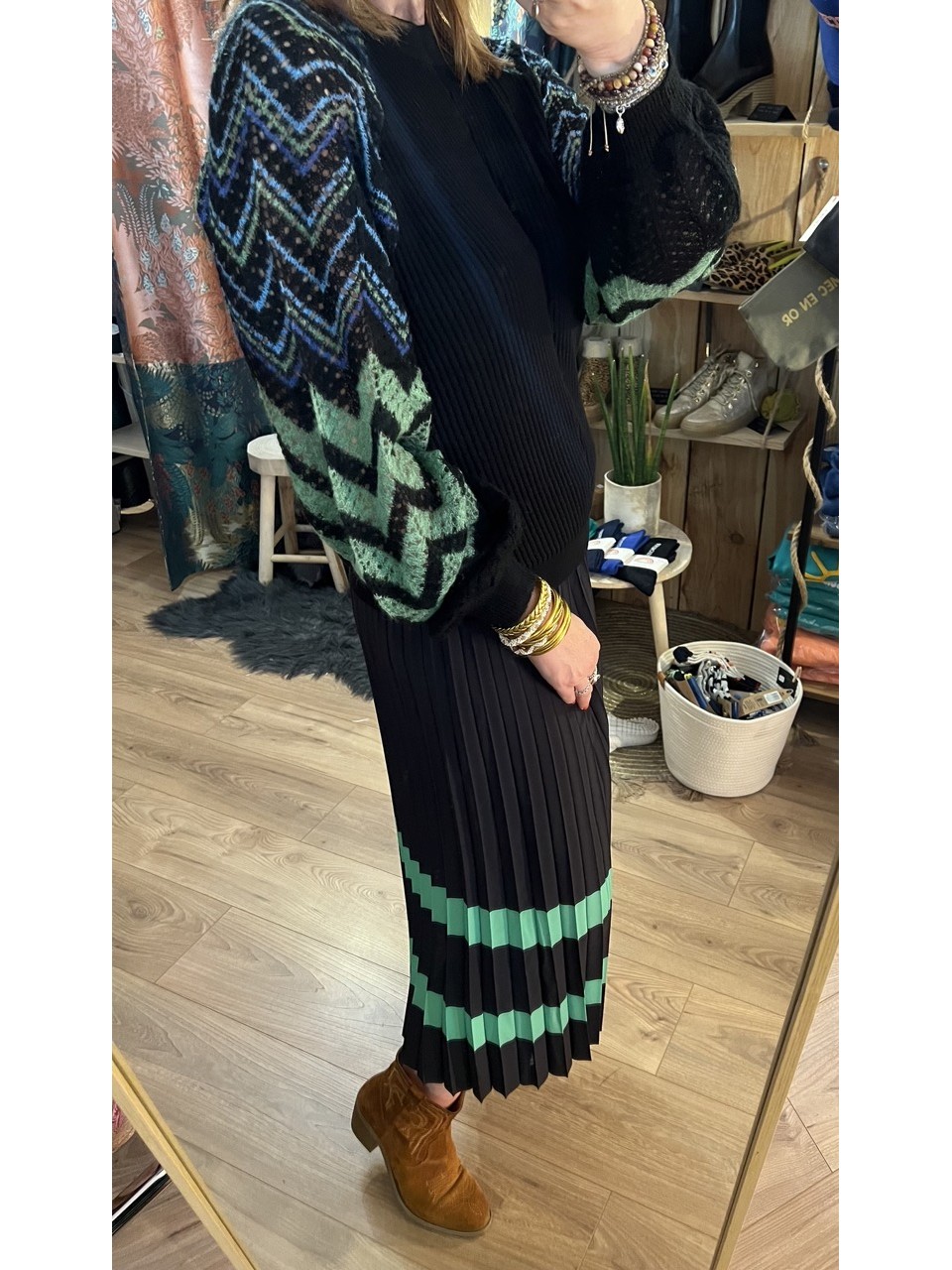 Pull Col Rond noir et manches multicolore...