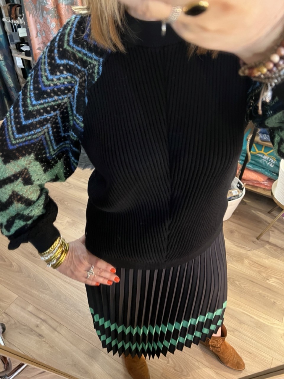 Pull Col Rond noir et manches multicolore...