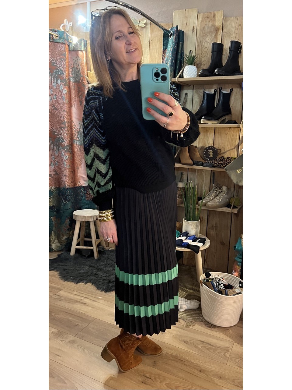 Pull Col Rond noir et manches multicolore...